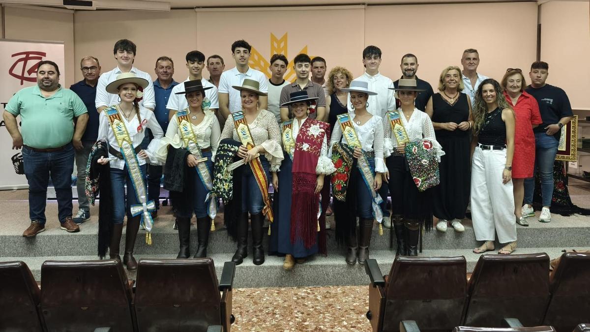 Foto de familia de los homenajes que ha realizado este martes el Club Taurino de l'Alcora.
