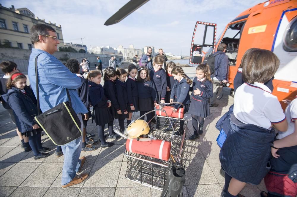 La conmemoración este año del 25 aniversario de la creación de la Sociedad de Salvamento Marítimo lleva a celebrar en A Coruña una jornada de puertas abiertas de tres de sus medios de rescate.