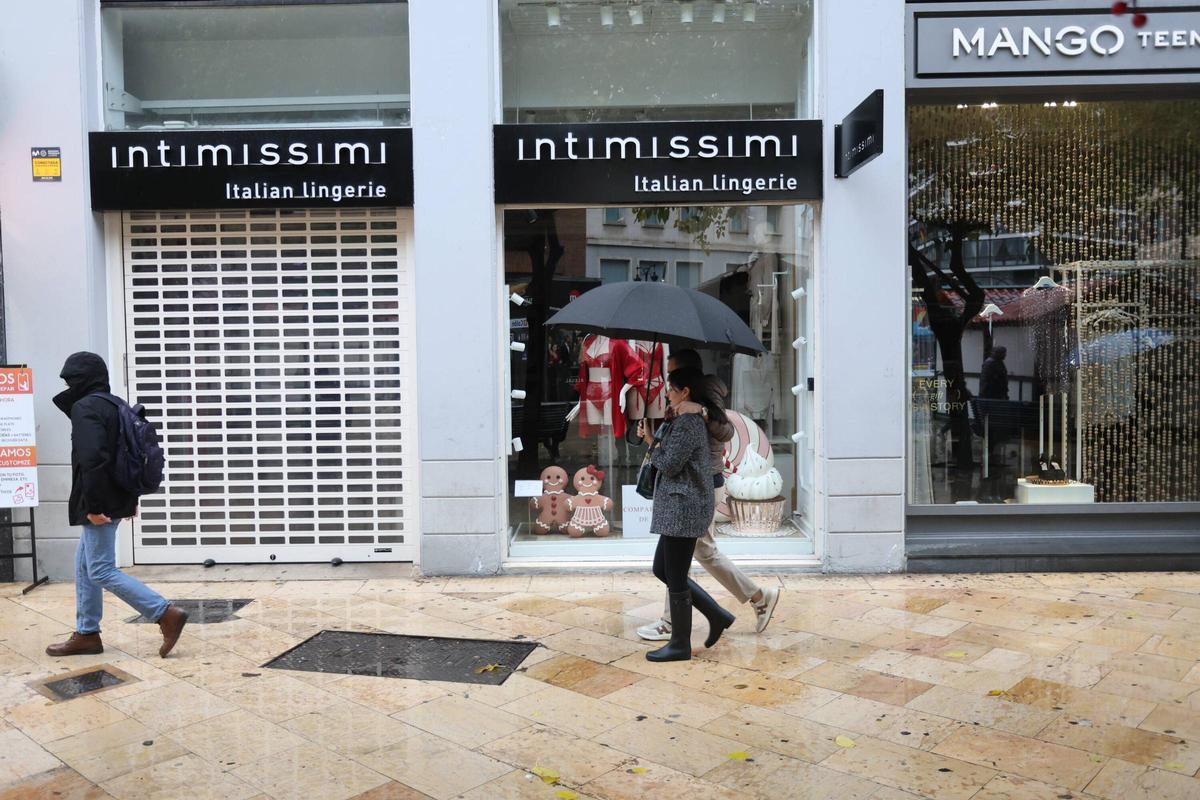 Establecimiento de Intimissimi, cerrado esta mañana en la calle Colón de València.