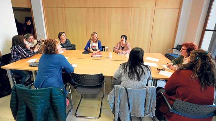 Imagen de la reunión de ayer de Sumelzo con mujeres del PSOE de Mallorca.