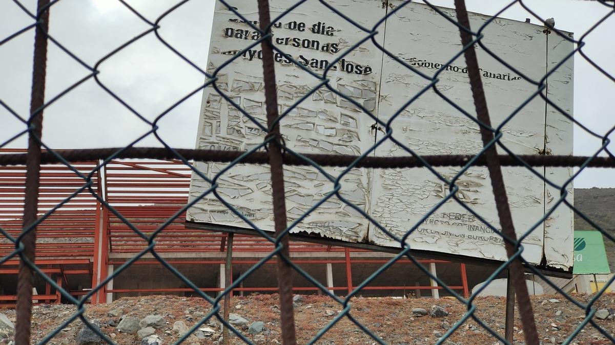 Imagen del mobiliario urbano deteriorado en el barrio de San José, en Las Palmas de Gran Canaria.