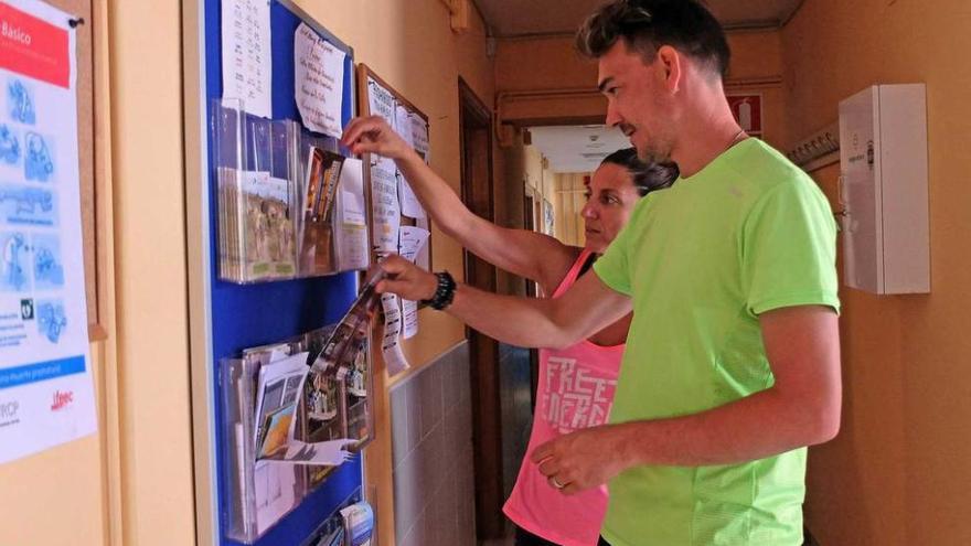 Guillermo Gayán y Miriam Morillo, ayer, en el albergue de La Peña.