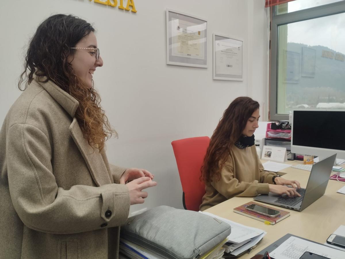 Lara Fernández y Ariadna Monge, en plena preparación de las actividades.