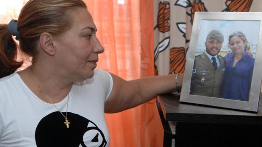 Concepción Santana observa la foto de su hijo, ayer. i QUESADA