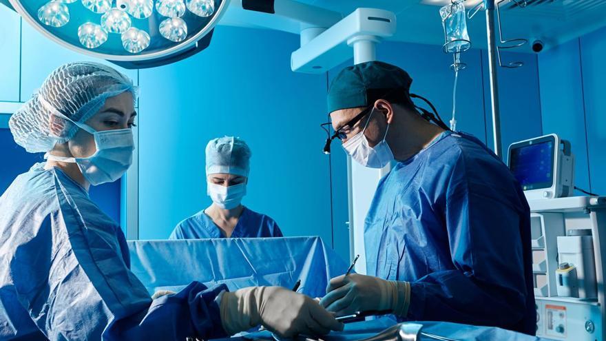 Profesionales en un quirófano. | cedida a LNE