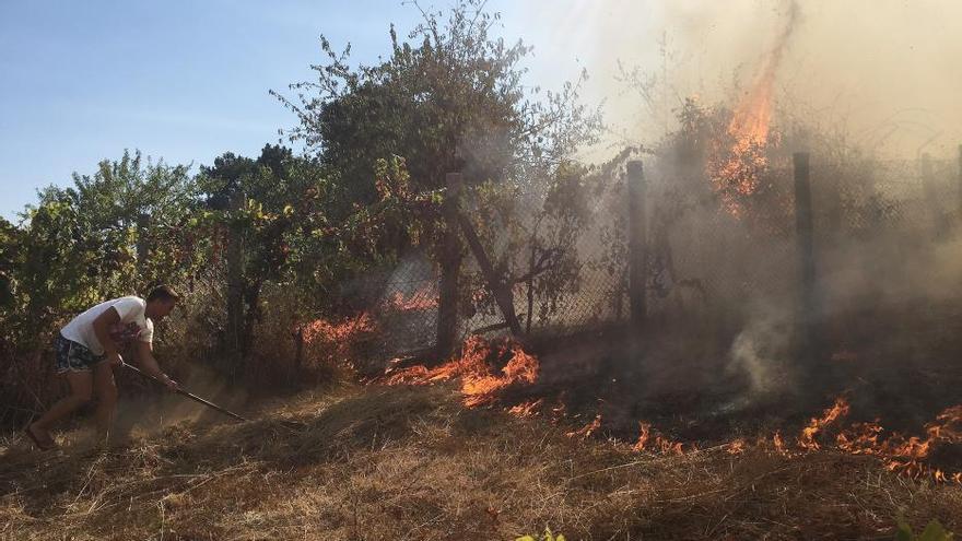 Un incendio deja sin suministro eléctrico a miles de vecinos de Verín, Monterrei y Oímbra