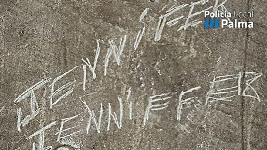 Sorprenden a una pareja haciendo inscripciones en una pared del castillo de Bellver