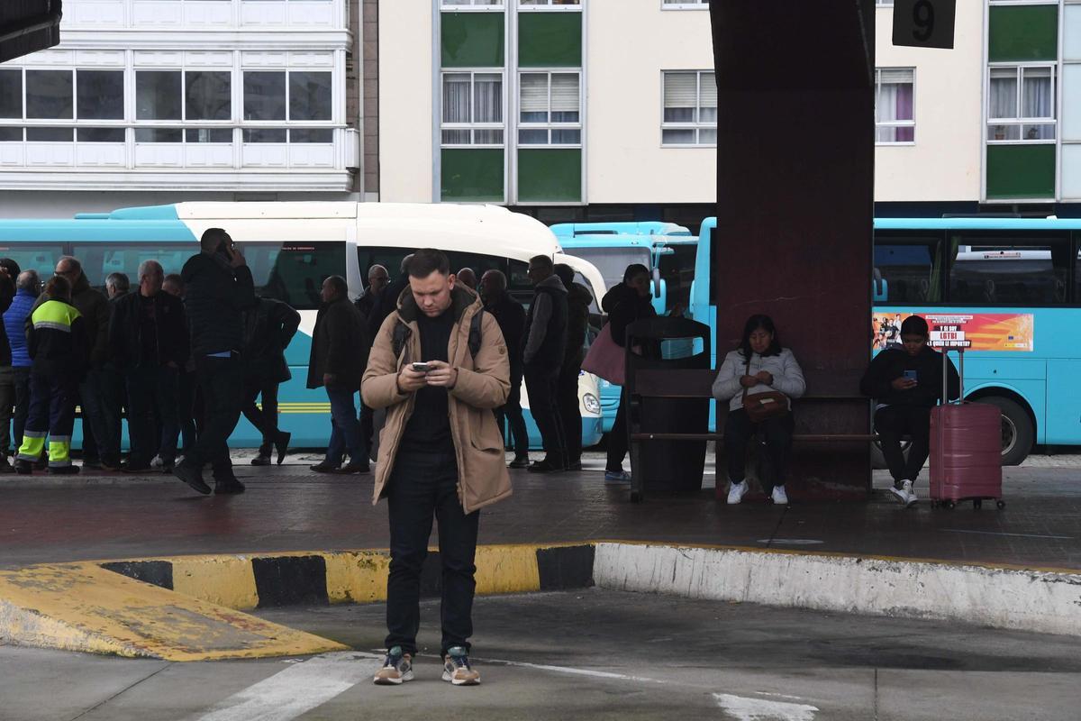 Un viajero durante la huelga de buses en A Coruña.