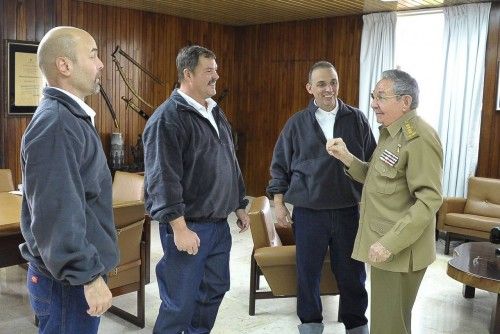 Raúl Castro junto a los presos cubanos liberados por Estados Unidos