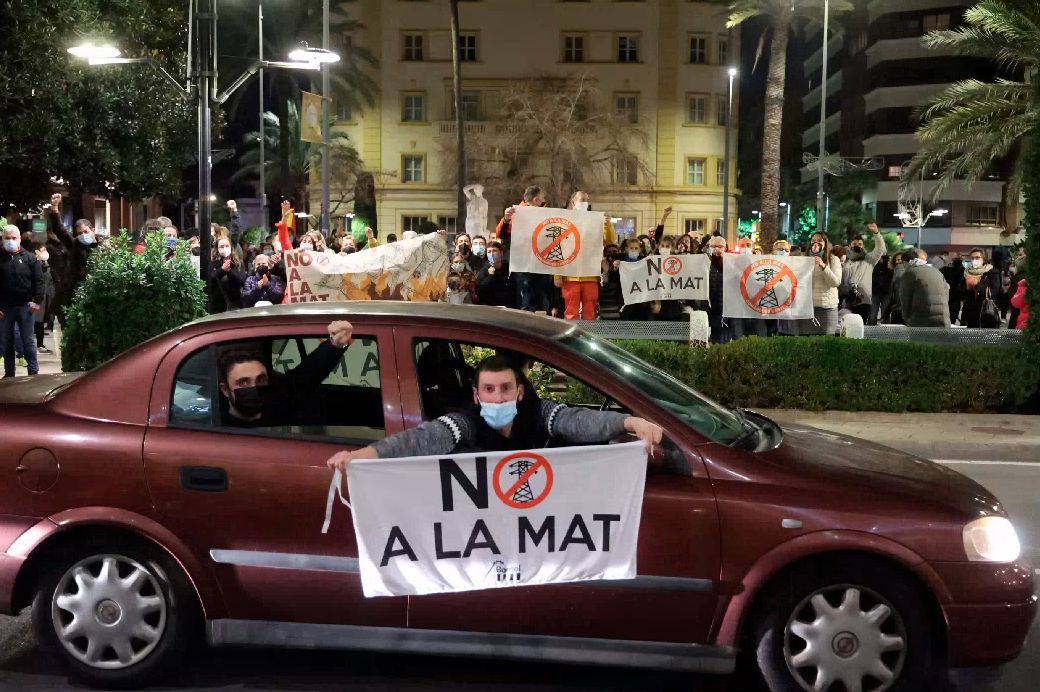 Mil personas dicen ‘no’ al proyecto de la MAT en Castelló