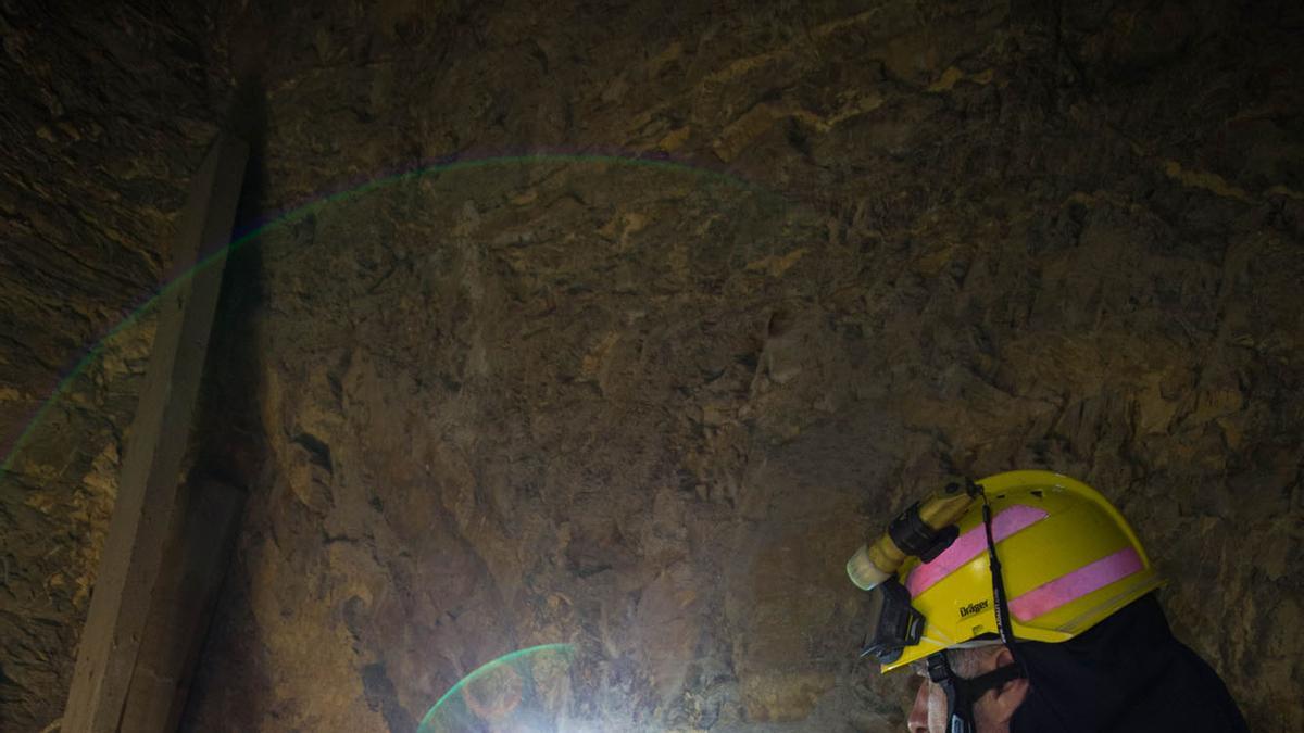 Los bomberos  inspeccionan dos pozos en la Alcazaba y Gibralfaro. Foto: Alejandro Santana Almendro