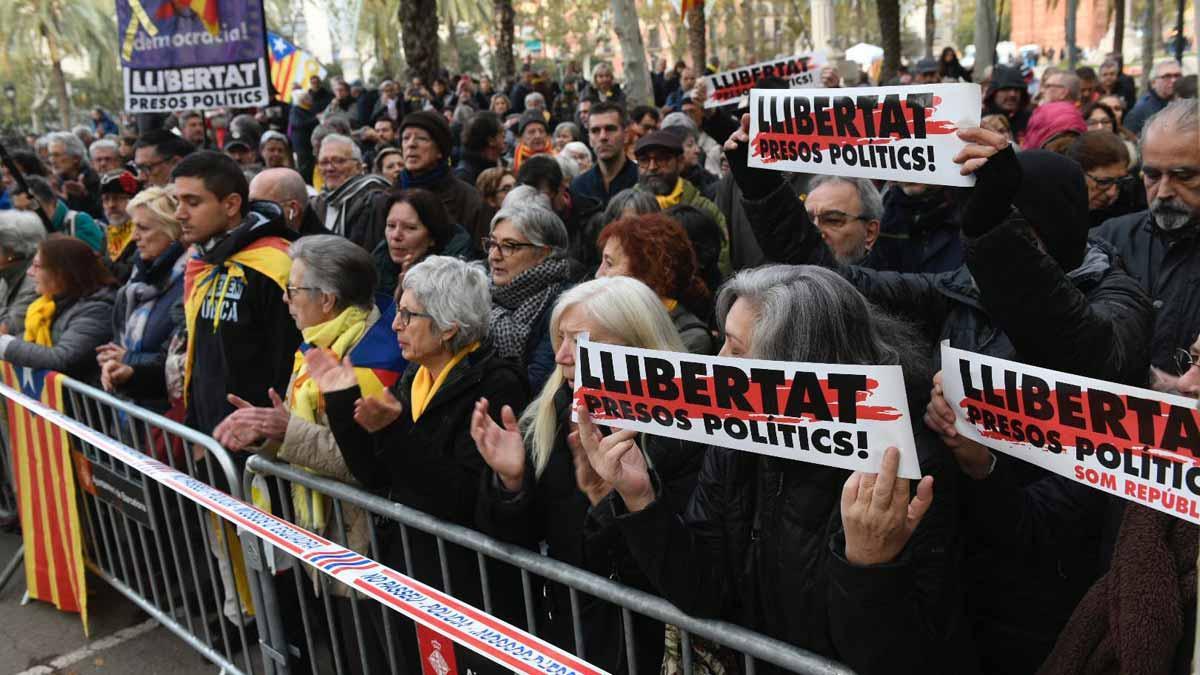 Manifestantes, ante el TSJC para arropar a Quim Torra.