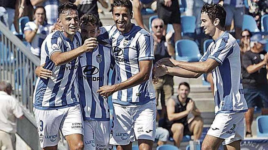 Los jugadores celebran un tanto frente al Coruxo.