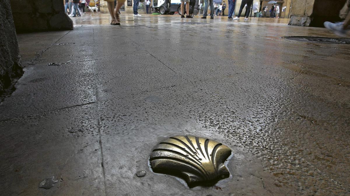 Una concha que marca el itinerario del Camino de Santiago, en la plaza del Ayuntamiento de Oviedo.