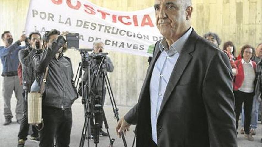Dos años y medio de cárcel a Victorino Alonso por destruir la cueva de Chaves