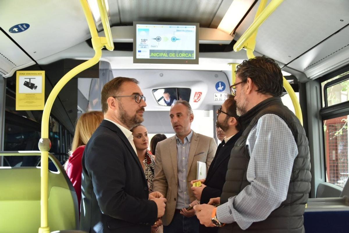 El alcalde, la edil de Transportes, el gerente de Limusa y el concejal de contratación en el interior de uno de los autobuses donde se han instalado pantallas informativas sobre itinerarios.