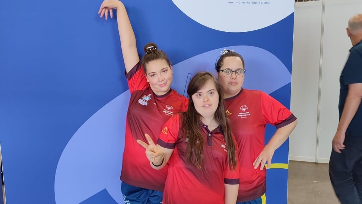 Las tres atletas de gimnasia rítmica aragonesas presentes en los Juegos Mundiales Special Olympics de Berlín, Pilar Beamonte, María Pilar Rey y Leticia Zapatero.