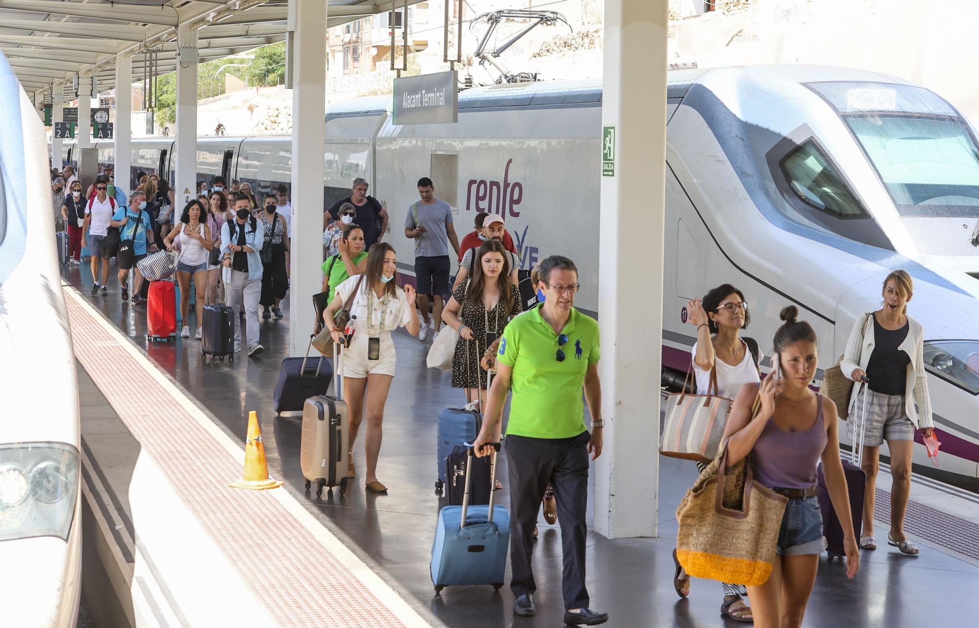 Llegadas de turistas en AVE desde Madrid y compra de billetes en la estación de Alicante