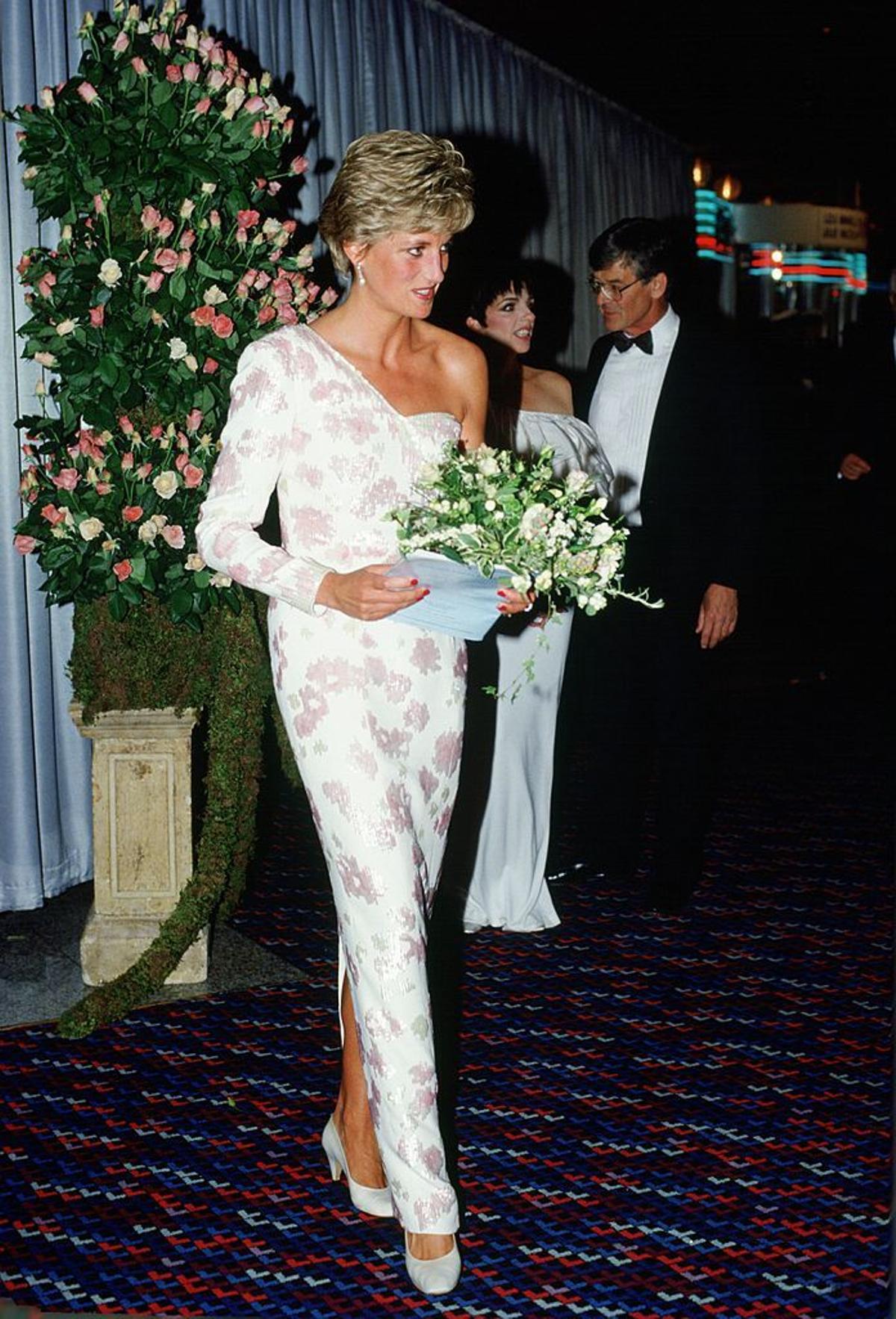 Diana, con un vestido blanco sin mangas