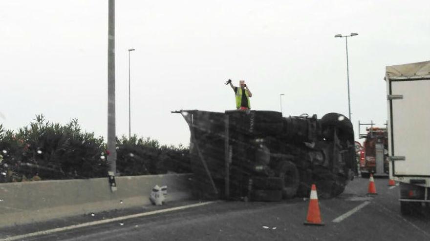 El camión volcado en la autovía