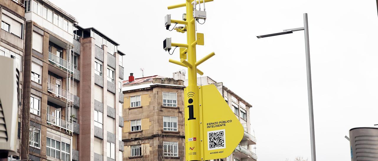 El poste con cinco sensores ubicado en Gran Vía