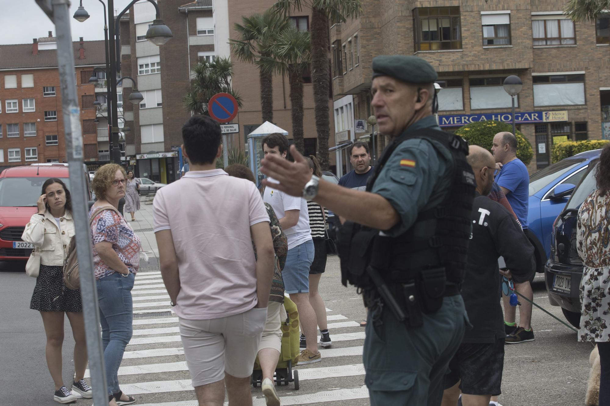 En imágenes: Un joven armado se atrinchera en un piso y provoca gran alarma en el vecindario, en Castrillón