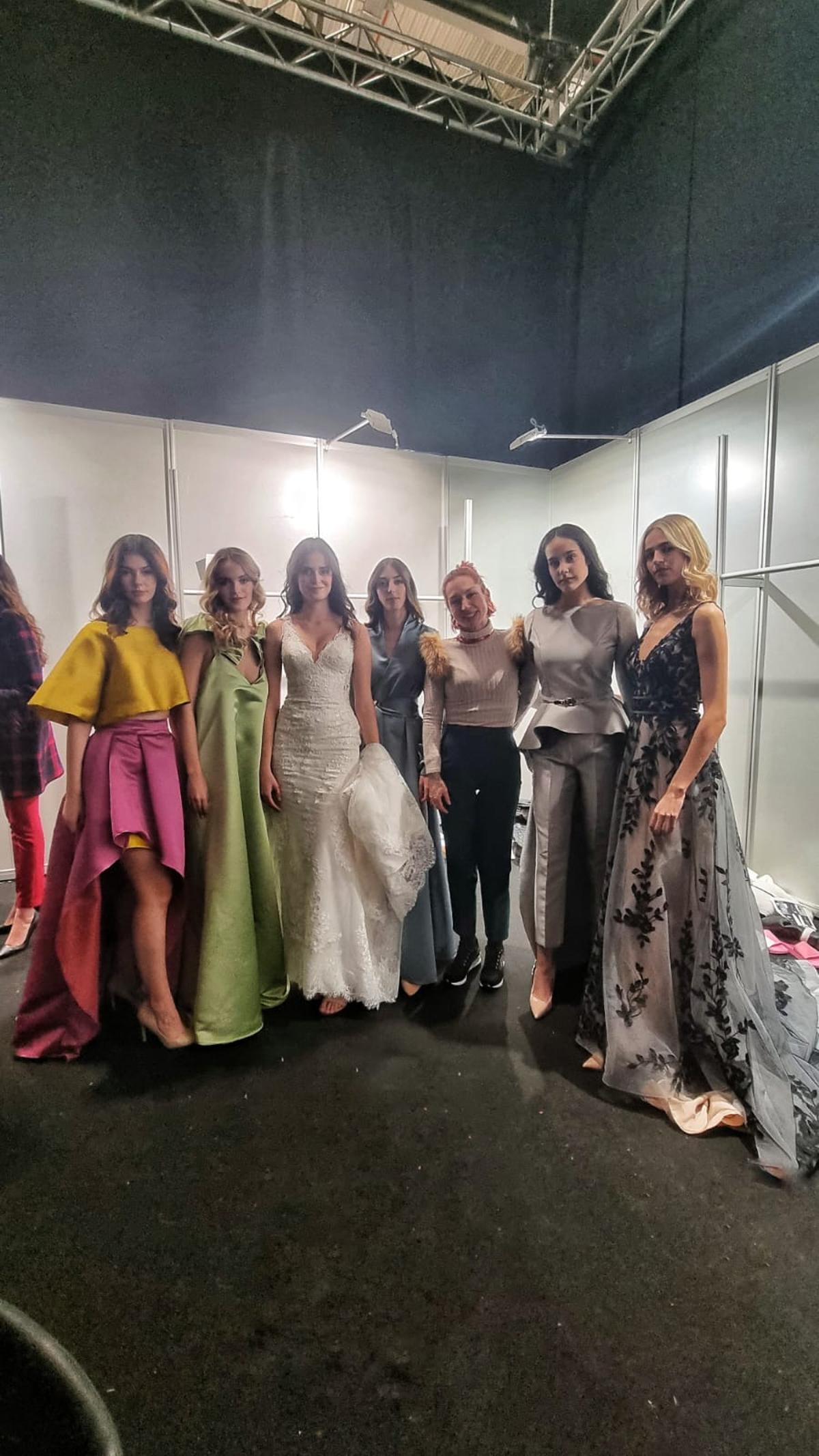 La diseñadora Ainhoa Salcedo junto a las modelos.