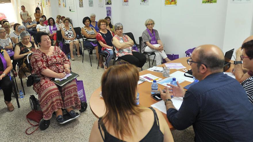 Un instante de la reunión de Mujeres Vecinales celebrada esta mañana