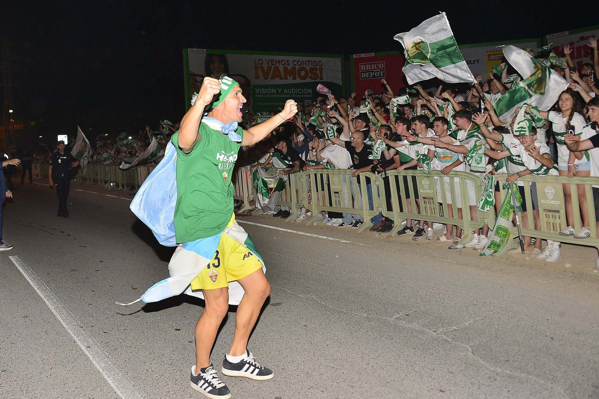 La afición del Elche recibe a los héroes del ascenso a su llegada al Martínez Valero