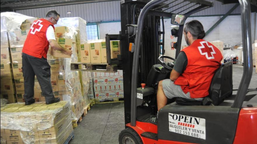 Personal de Cruz Roja Españaola carga cajas de alimentos en una operación de reparto celebrada el año pasado.