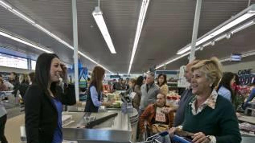 Gente comprando en un supermercado de la ciudad.