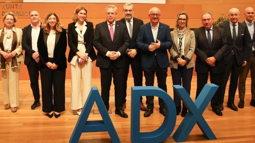 El conselleiro de Sanidade y el gerente del Sergas, con los responsables de las áreas sanitarias, ayer, en Santiago. | Xoán Álvarez