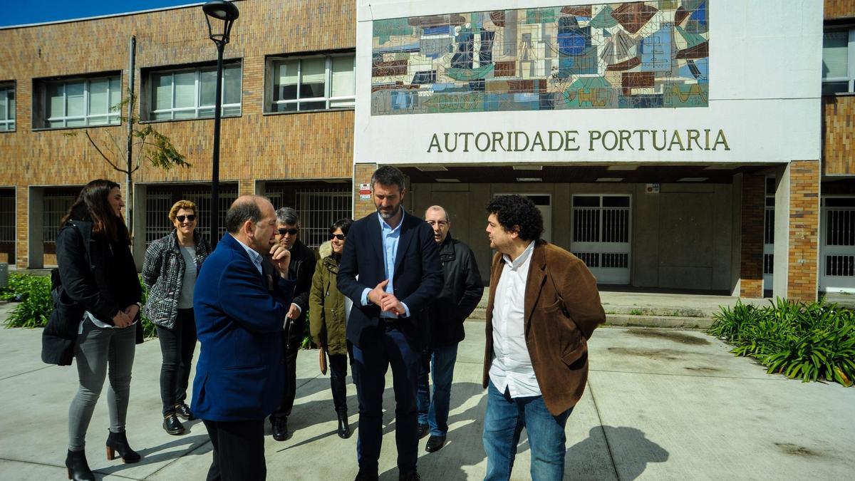 El alcalde y el grupo socialista ante el edificio de la vieja Comandancia