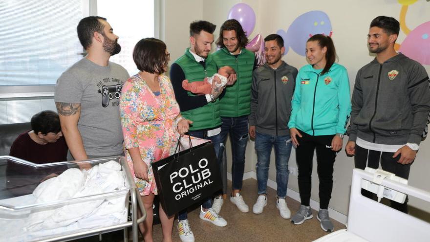 Los futbolistas del primer equipo Josan y Juan Cruz, junto a Kiwi, Mari Ángeles y Perujo, en su visita ayer al Hospital del Vinalopó.