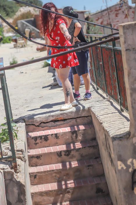 Socavones, grietas... los vecinos de la calle San Bruno de Callosa temen que se venga abajo. El Síndic de Greuges investiga qué van a hacer las administraciones ante la denuncia de treinta familias qu