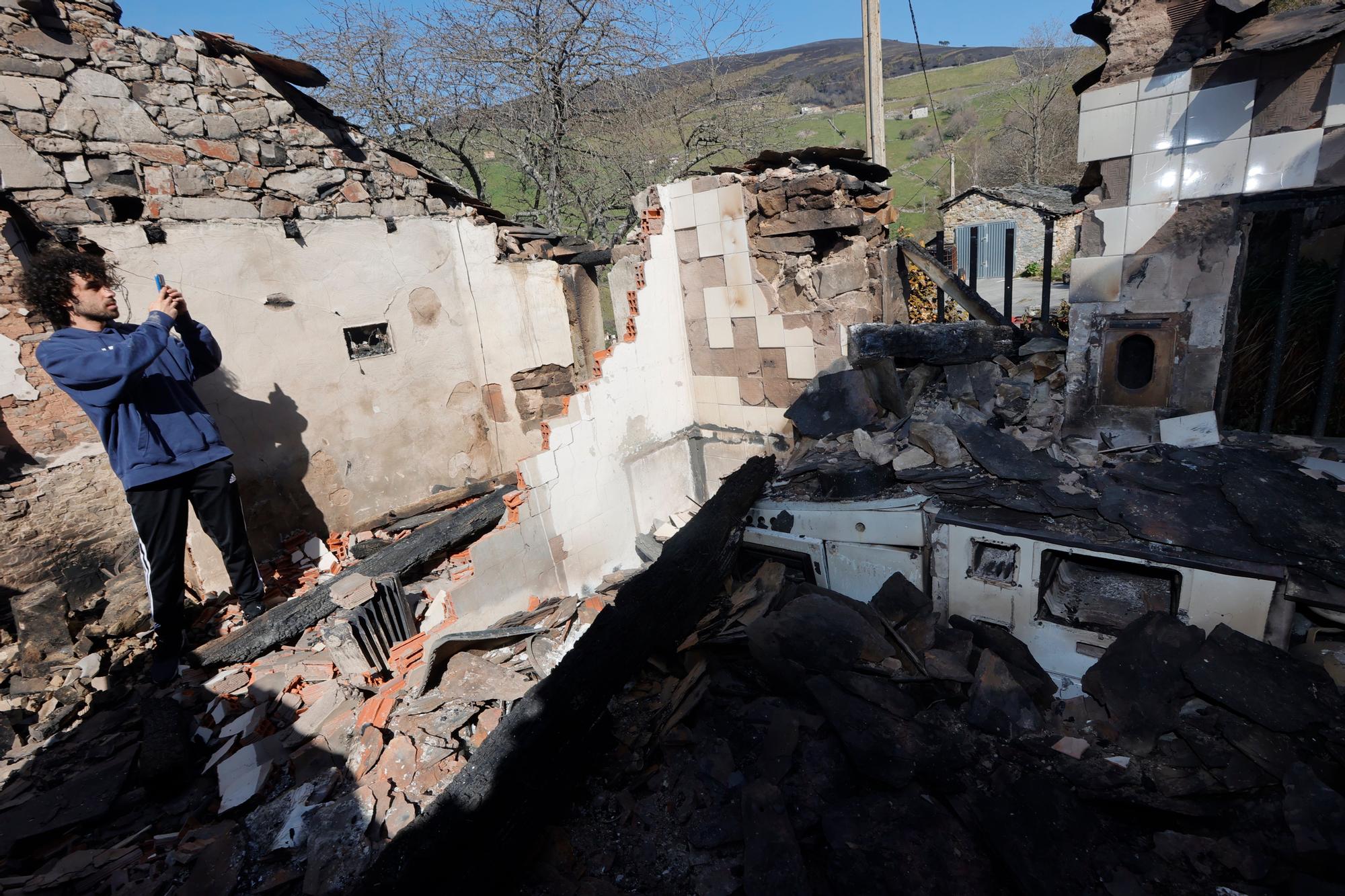 Dura lucha contra los incendios de Tineo y Valdés