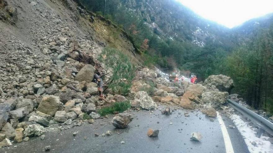 Un desprendimiento de rocas en la A-2609 mantiene aislado al valle de Gistain