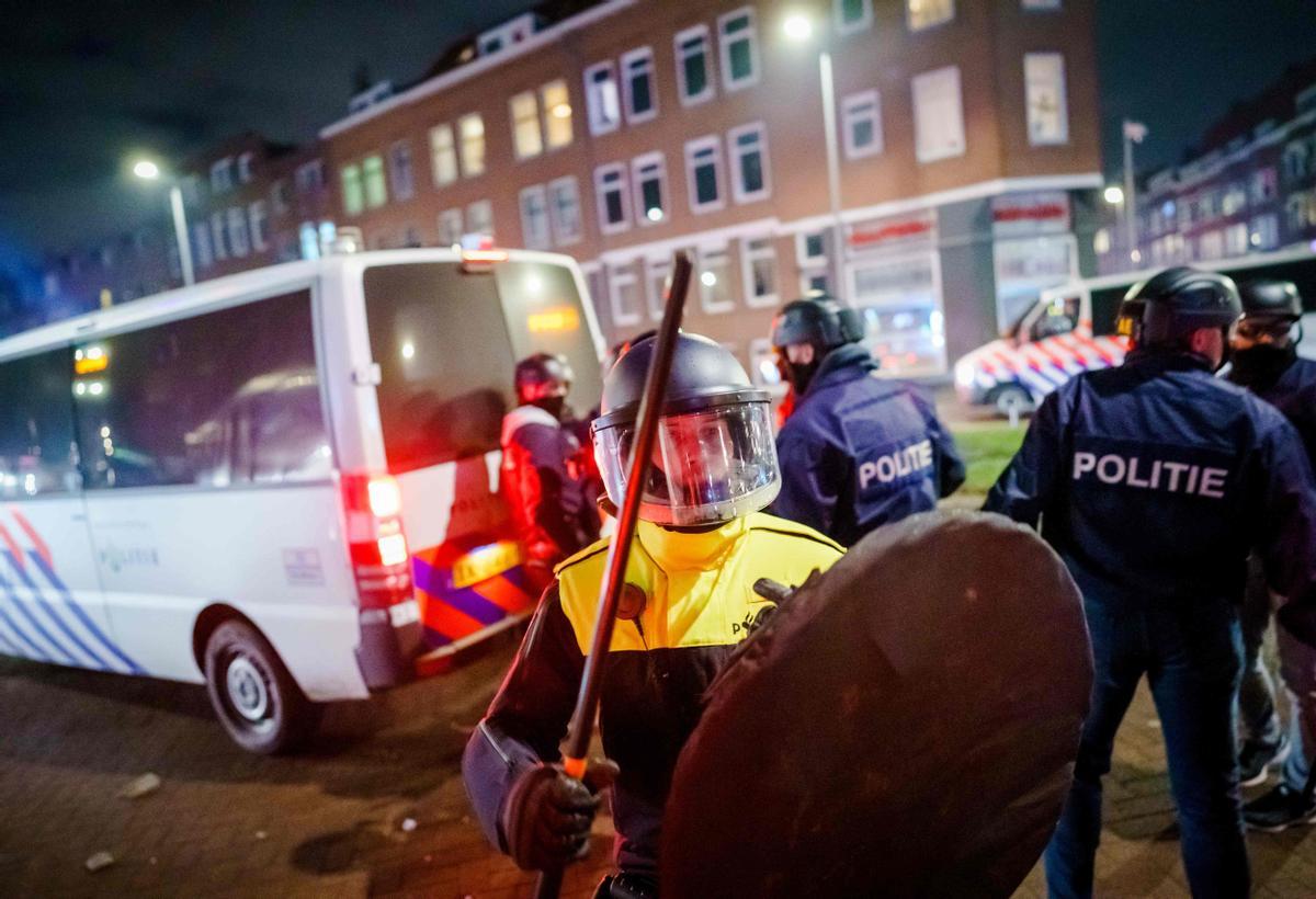 Almenys 131 detinguts després de la quarta nit de disturbis a Holanda