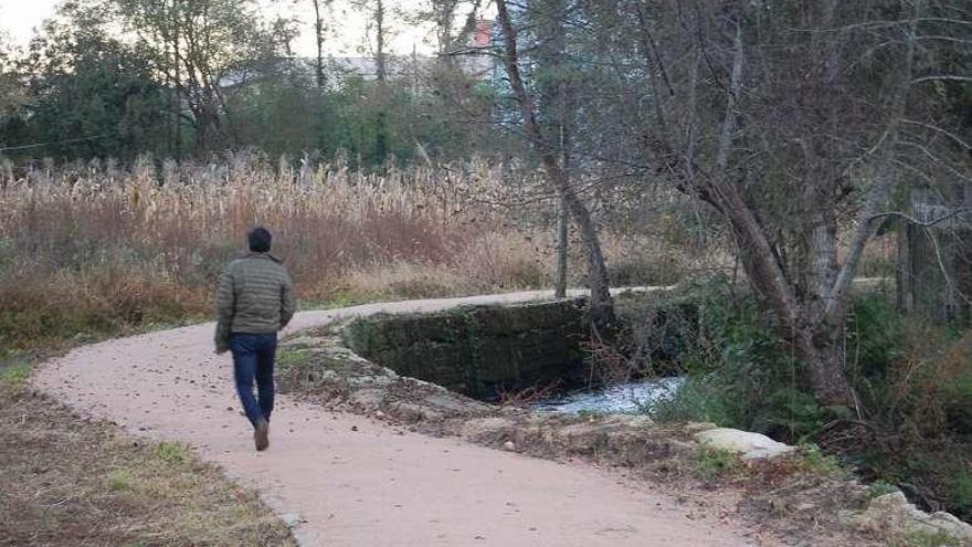 El paseo fluvial del Maceiras tras los trabajos de reparación. // FdV