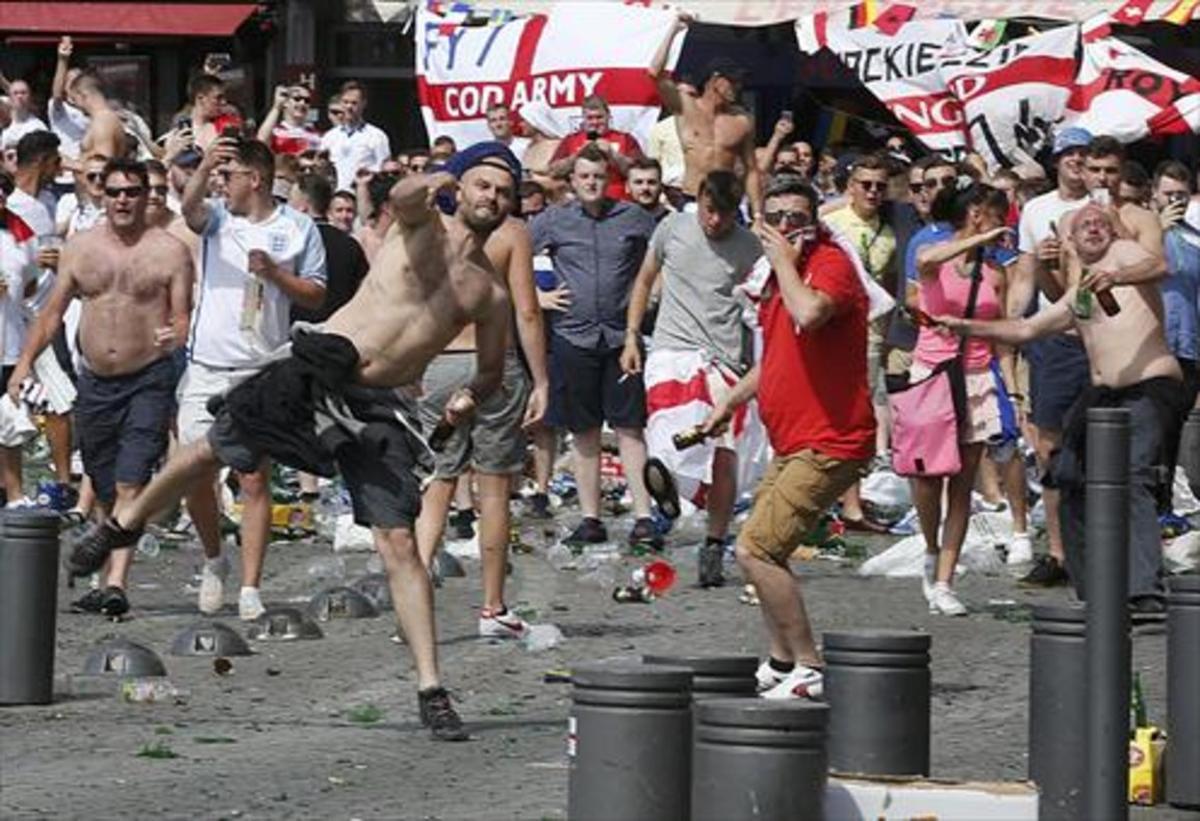 Decenas de ’hooligans’ lanzan botellas y sillas contra aficionados rusos.