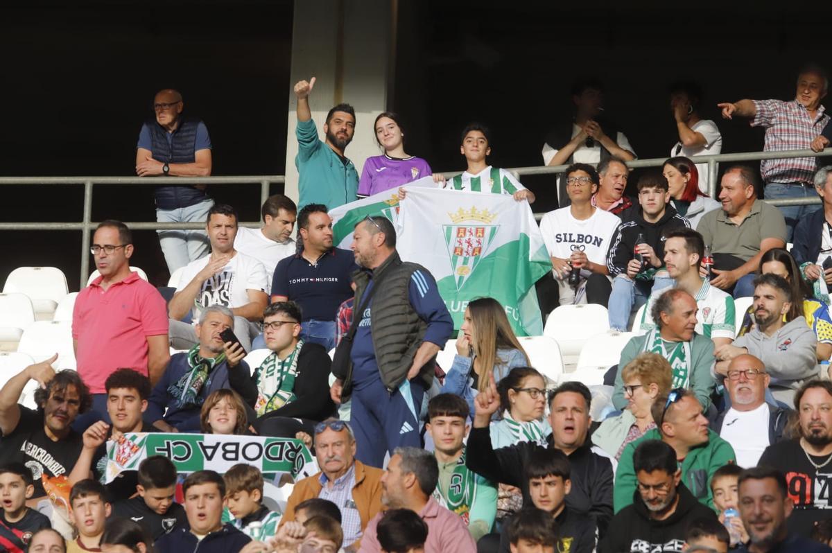Córdoba CF-Cádiz: las imágenes de la afición blanquiverde en El Arcángel Córdoba CF-Cádiz: las imágenes de la afición blanquiverde en El Arcángel