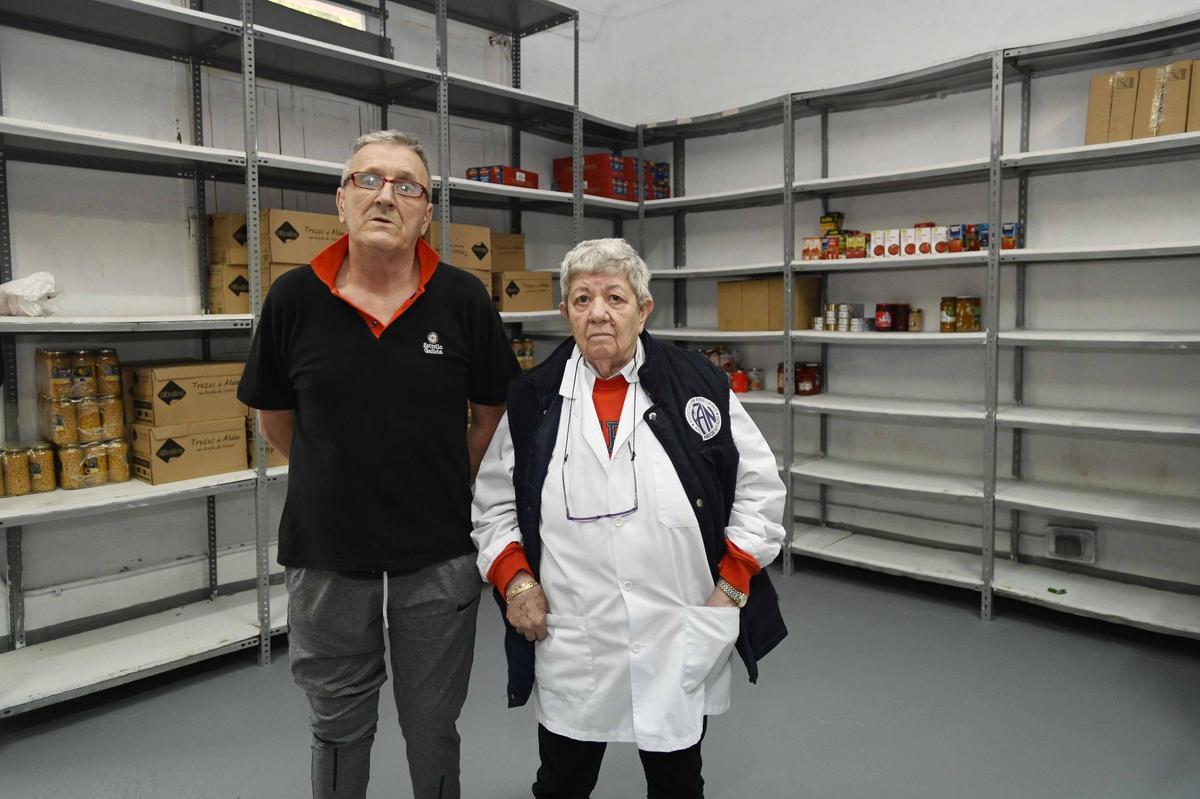 Víctor Troncoso y Hortensia González ayer en los almacenes de AFAN sin comida.