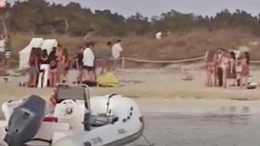 La Policía dispersa a más de cien personas de una fiesta en una playa de Formentera