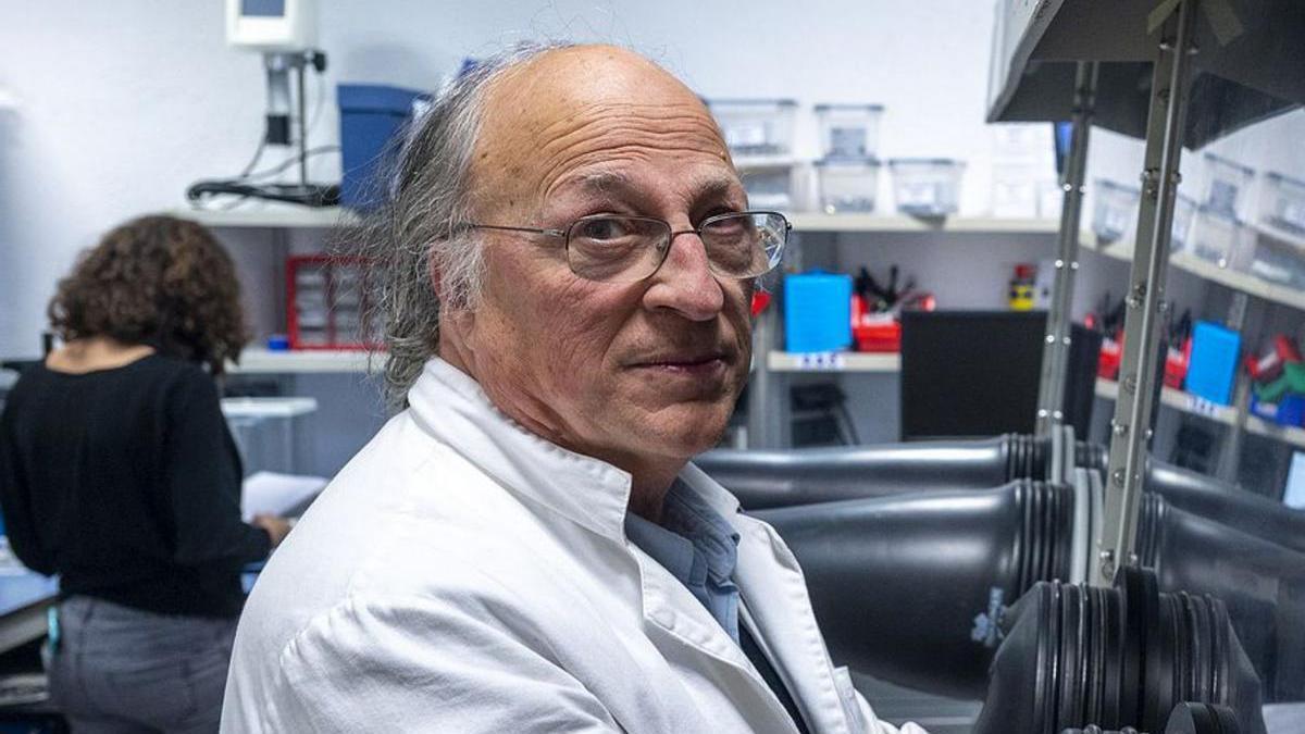 Joan Ramon Morante, en un dels laboratoris de l’IREC.