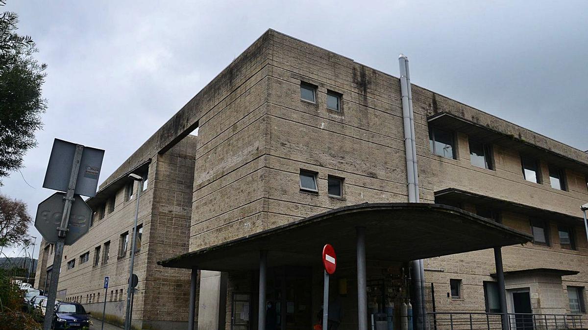 Exterior del centro de salud de Cangas, que se pide nombrar como “Doutor Pereiro Francés”.   | // G.NÚÑEZ