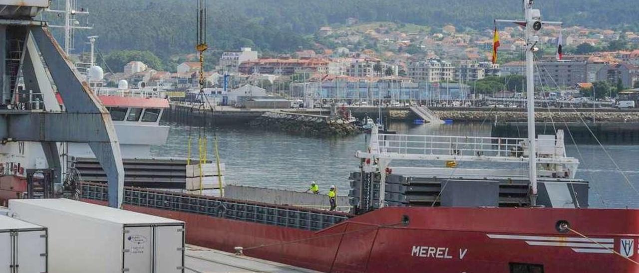 Uno de los barcos de mercancías que atracaron en Vilagarcía. // Noé Parga
