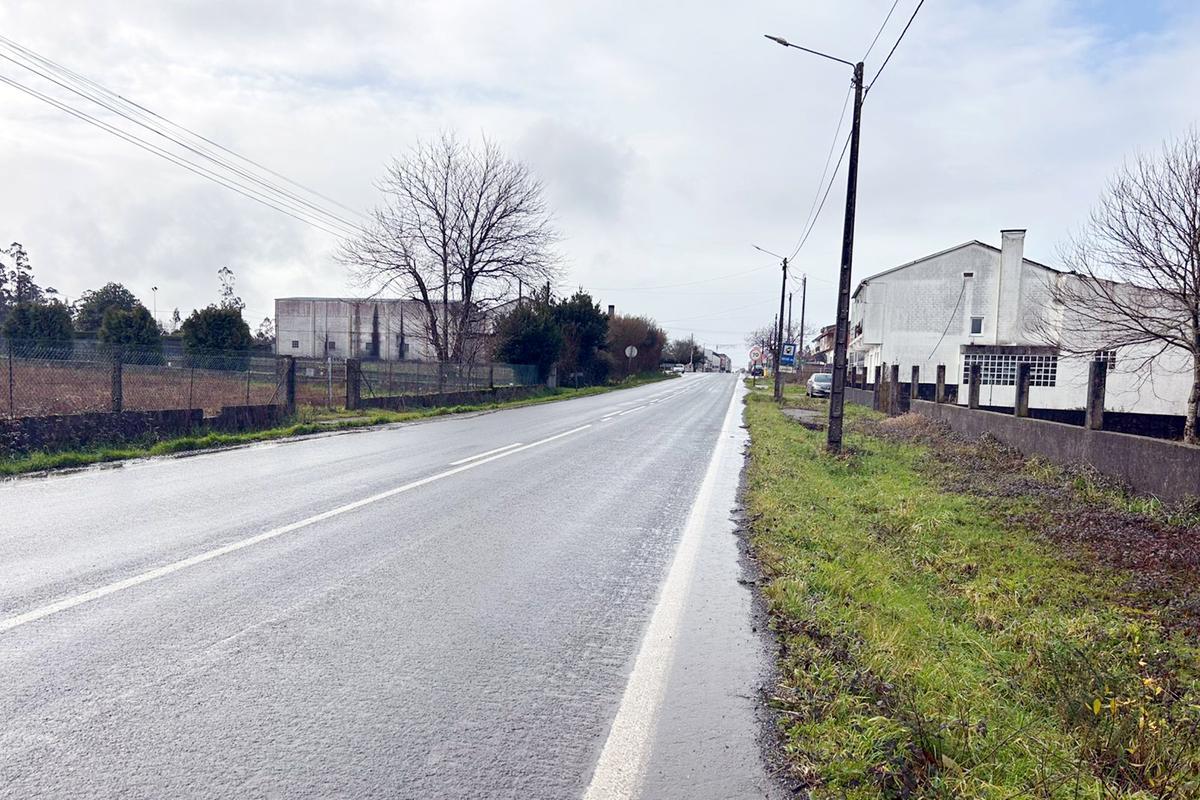 Carretera AC 400 en Mourelle, Santa Comba, sin aceras