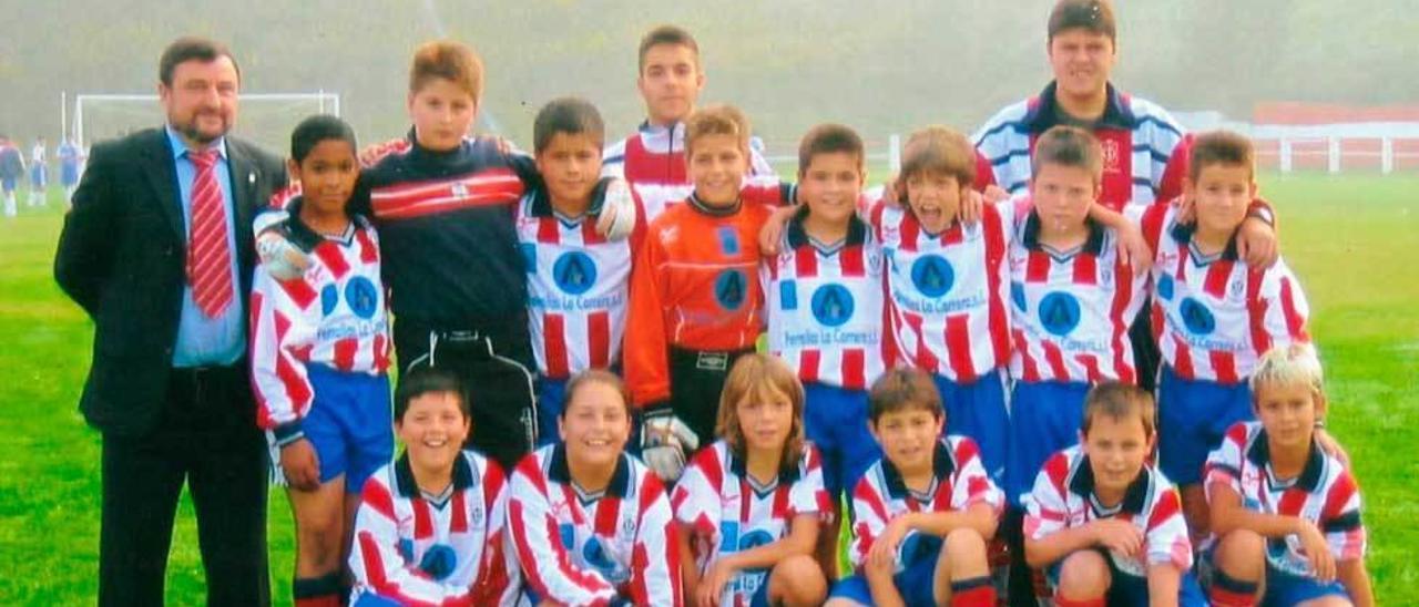 José Fernández, Pepito, primero por la izquierda, con un equipo alevín del Rayo Carbayín en 2006.