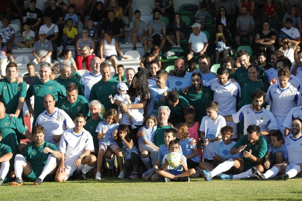 Ambientazo en O Vao durante el partido solidario a favor de la asociación, que reunió a más de 400 espectadores.