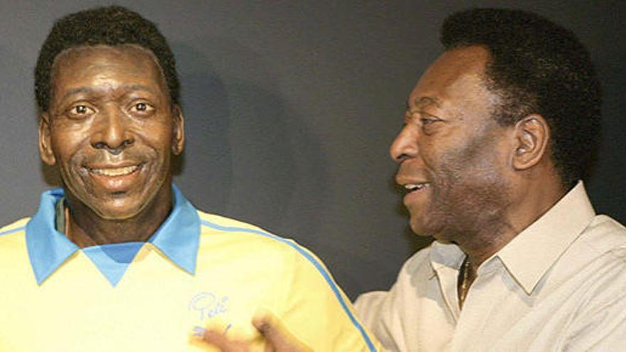 Pelé posa junto a su escultura de cera expuesta en Berlín en 2006